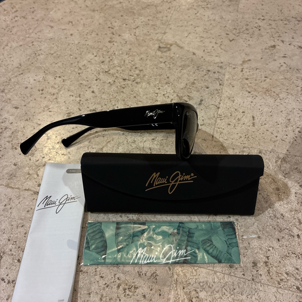 Maui Jim Black Cat Eye Sunglasses with Gradient Smoke Lenses - Picture 3 of 7